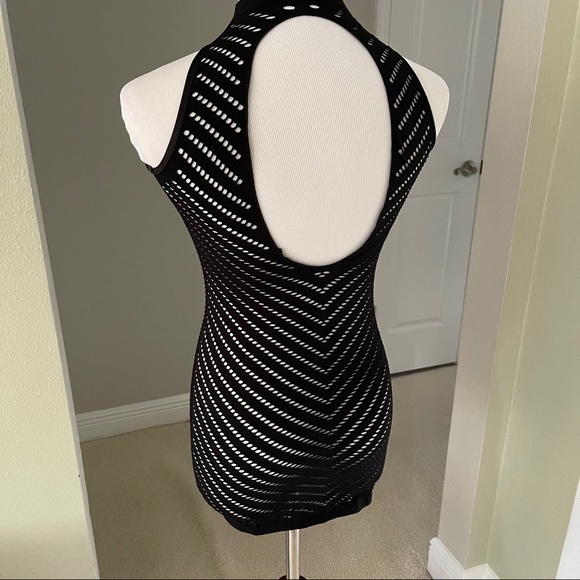 High neck black fitted chemise open back - Picture 3 of 4